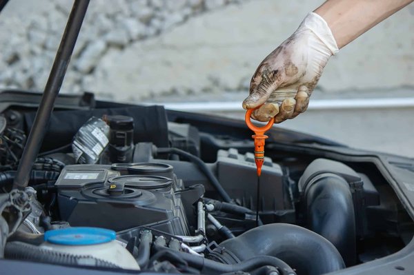 Quel est le rôle central de l'huile moteur dans la préservation de la performance mécanique ?